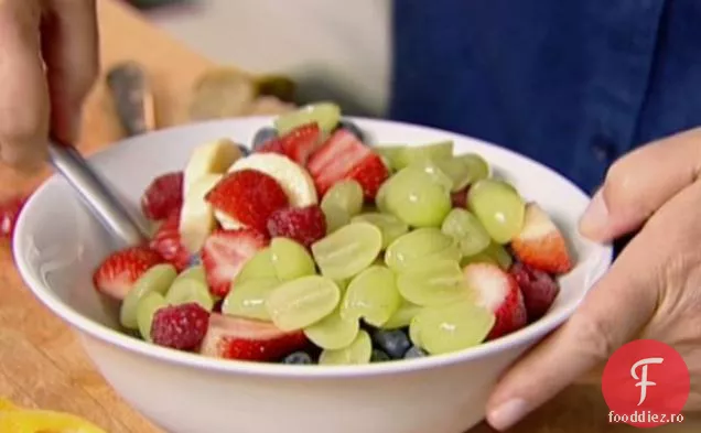Salată de fructe proaspete cu iaurt de vanilie cu miere