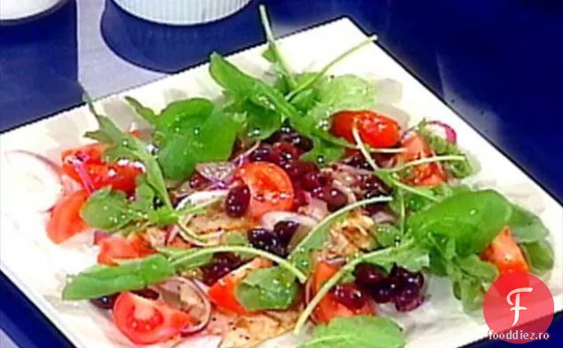 Pui la grătar cu rucola, măsline negre și roșii