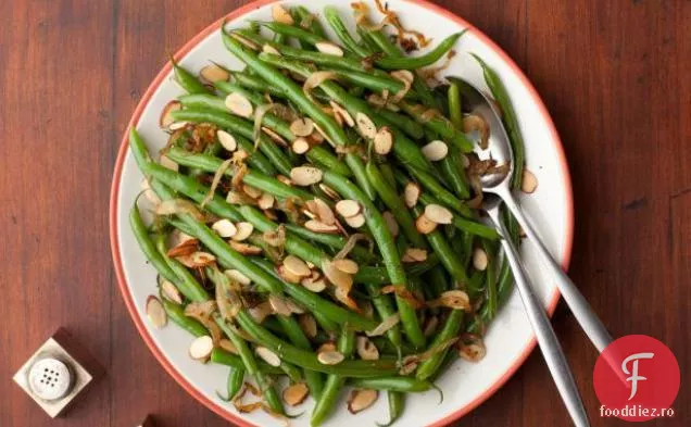 Fasole verde cu ceapă caramelizată și migdale