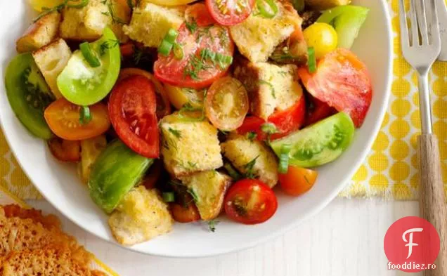 Salată de roșii cu chipsuri de brânză