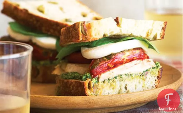 Sandvișuri de curcan cu romă prăjită, Mozzarella proaspătă și Pesto de rucola-nuc
