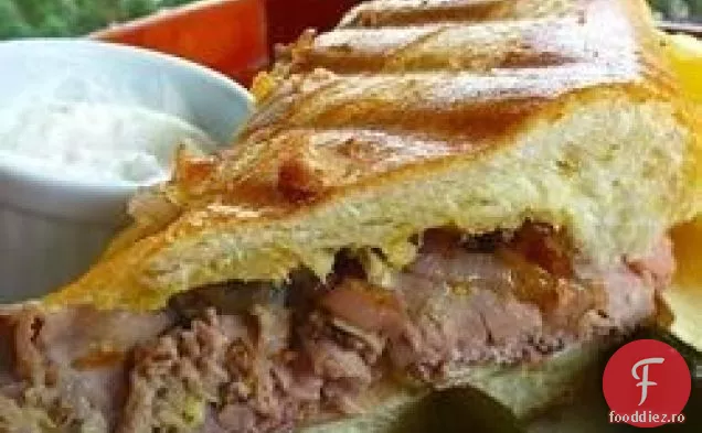Friptură de vită Panini cu ceapă eșalotă caramelizate și Roquefort