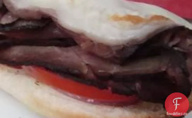 Sandwich Cu Carne De Vită Friptă Cu Față Deschisă
