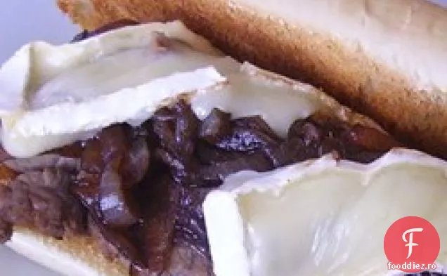 Carne de vită prăjită cu ceapă balsamică și brânză Brie