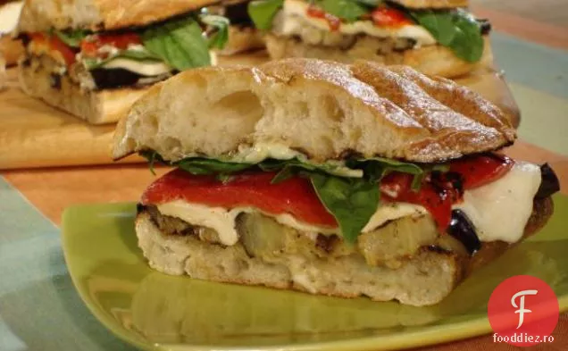 Vinete la grătar și Mozzarella proaspătă pe Ciabatta cu ardei roșii prăjiți, maioneză cu usturoi, busuioc proaspăt și Rucola