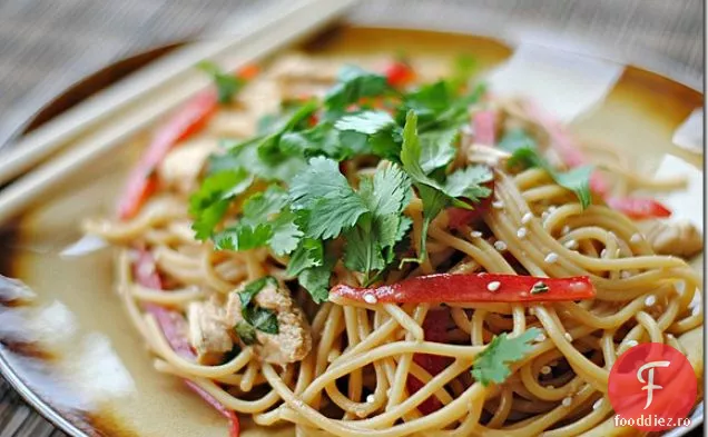 Taitei Cu Arahide Thailandeze Cu Pui