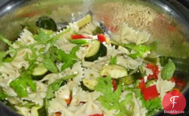 Salată de Paste grecești cu legume prăjite și Feta