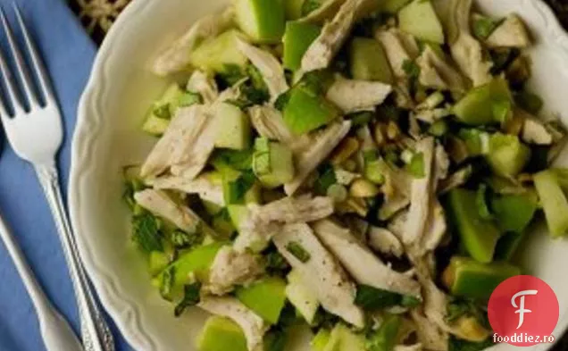 Salată De Pui Cu Măr Și Busuioc