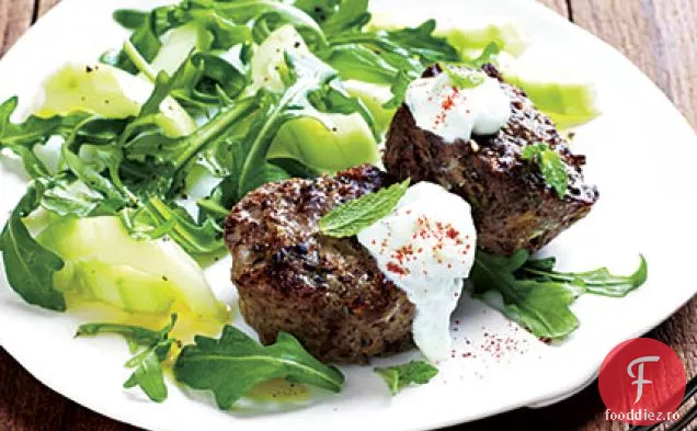 Mini pâini de carne în stil grecesc cu salată de rucola