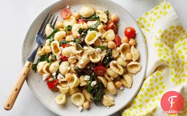 Orecchiette cu verdeață, fasole Garbanzo și ricotta Salata