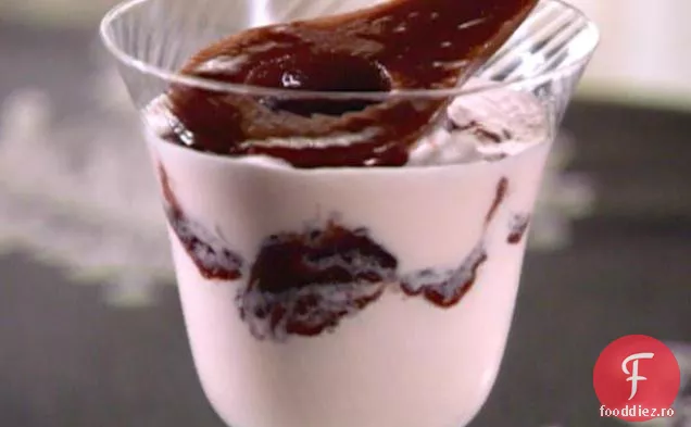 Înghețată Chantilly cu pere în formă de Poached Moulin Rouge