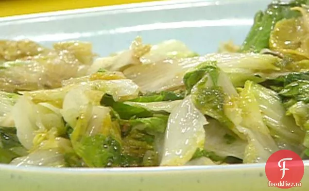 Escarole ofilite cu usturoi, lămâie și ulei