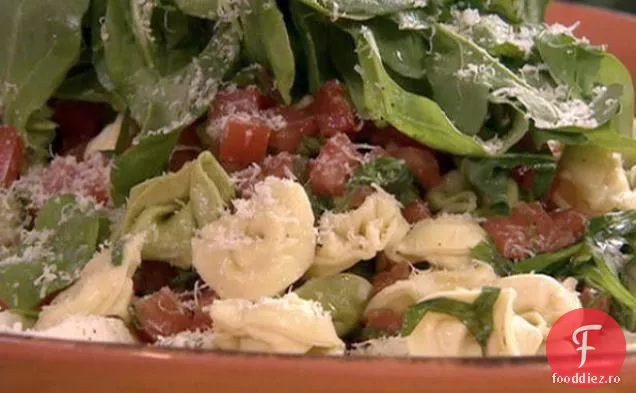 Salată de Tortellini cu ierburi proaspete și vinetă de roșii