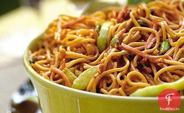 Salată De Tăiței Cu Arahide