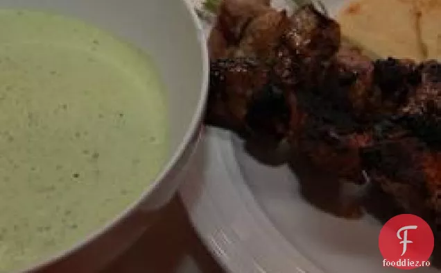 Kabobs de miel grecesc cu iaurt-mentă Salsa Verde