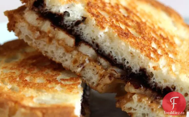 Sandwich Cu Unt De Arahide La Grătar, Ciocolată Și Banane