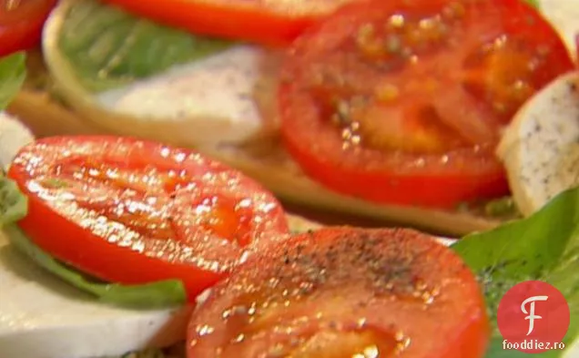 Sandwich cu roșii deschise, Mozzarella și busuioc