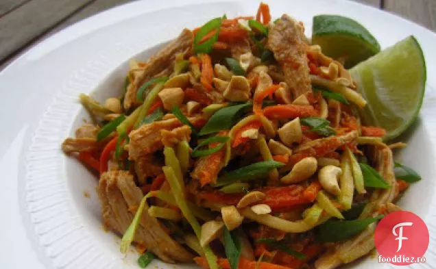 Salată De Pui Thailandeză Cu Sos De Arahide
