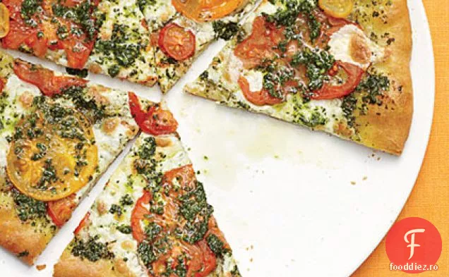 Mozzarella proaspătă, roșii de moștenire și pizza cu busuioc