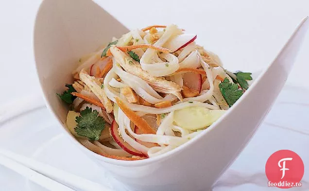 Salată asiatică de pui și tăiței de orez cu arahide