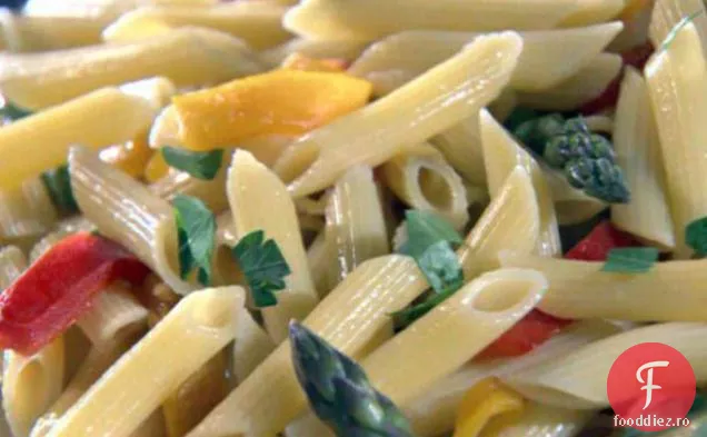 Penne cu sparanghel și ardei