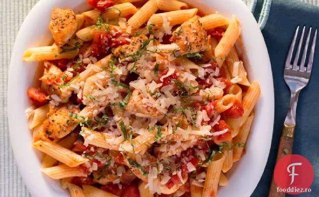 Penne și filete de pui cu sos de roșii condimentat