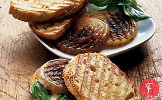 Provolone, busuioc și ceapă pe pâine italiană