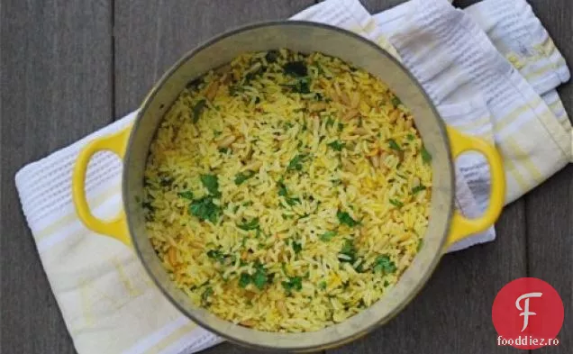 Orez Șofran Copt Cu Nuci De Pin Și Pătrunjel