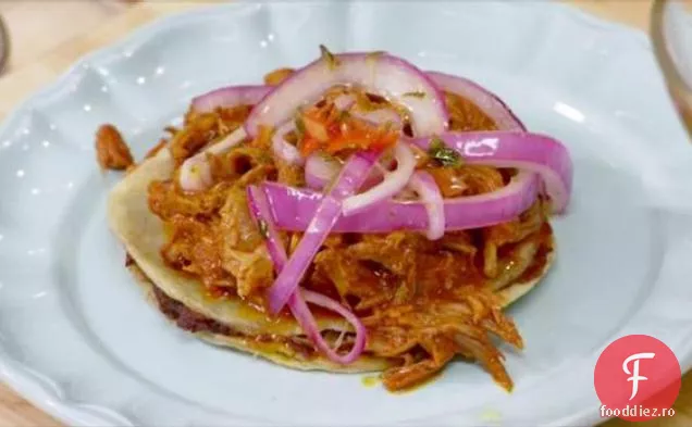 Panuchos de porc și fasole mărunțite cu Habanero murat și ceapă (Cochinita Pibil)