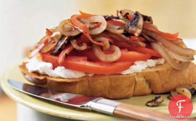 Sandwich cu ciuperci, roșii și brânză de capră cu față deschisă