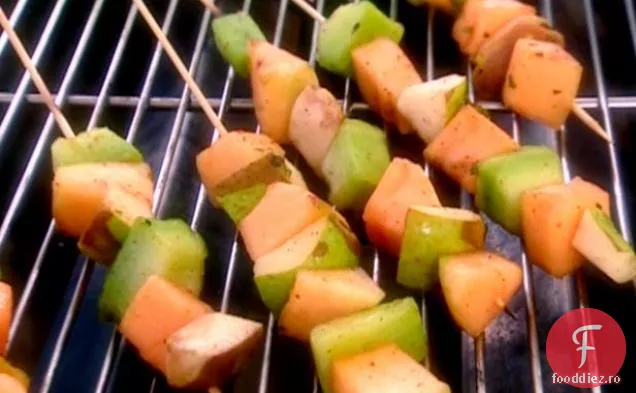 Kabobs de fructe de sezon și pepene galben cu sos de Chile de foc