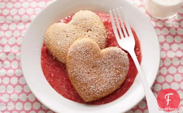 Clătite de grâu integral în formă de inimă cu sos de căpșuni