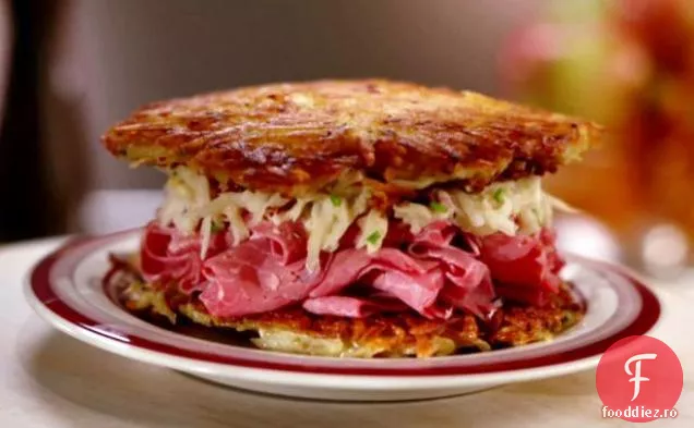 Latke Corned Sandwich de vită cu mere și smântână Slaw