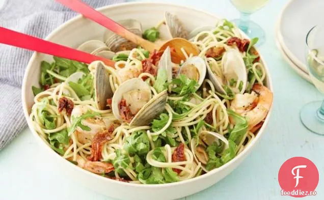 Spaghete cu Pinot Grigio și fructe de mare