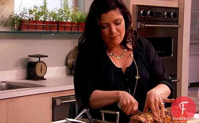 Cotlet de porc prăjit cu varză de Bruxelles, ceapă eșalotă și usturoi