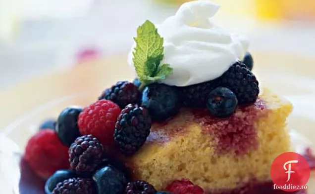 Pâine dulce de porumb cu fructe de pădure mixte și Coulis de fructe de pădure