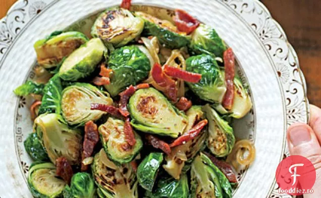 Varză de Bruxelles cu șuncă și ceapă caramelizată