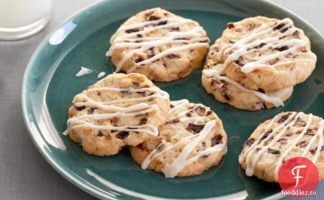 Cookie-uri uscate de cireșe și migdale cu glazură de vanilie