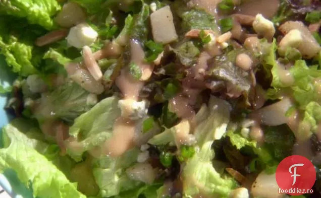 Salată verde cu pere prăjite și brânză albastră