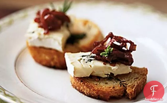 Crostini de plante cu brânză albastră și aromă de ceapă caramelizată