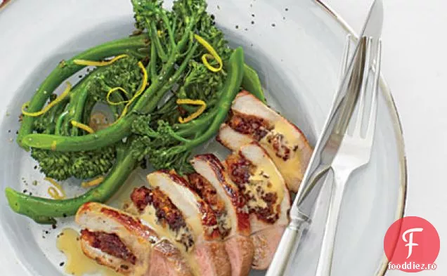 Cotlet de porc umplut cu afine-caise cu Broccolini