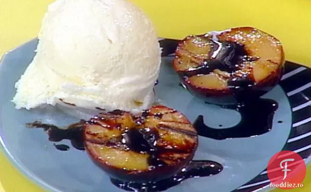 Prune la grătar glazurate Balsamic cu înghețată de vanilie
