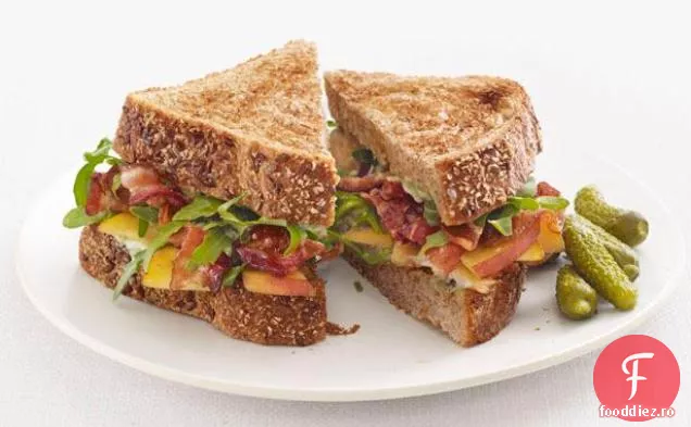 Sandvișuri cu slănină, piersică și Rucola