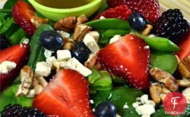 Salată de mazăre și fructe de pădure
