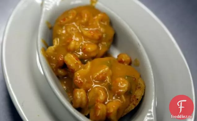 Languste Jalapeno brânză Cornbread acoperit cu languste Etouffee