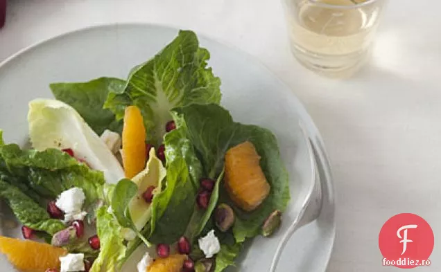 Salată de iarnă cu rodie, clementină și brânză de capră
