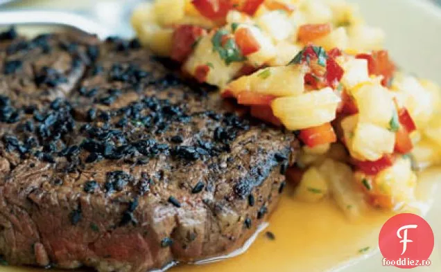 Fripturi de carne de vită cu coajă de susan, cu ananas, Mango și ardei roșu