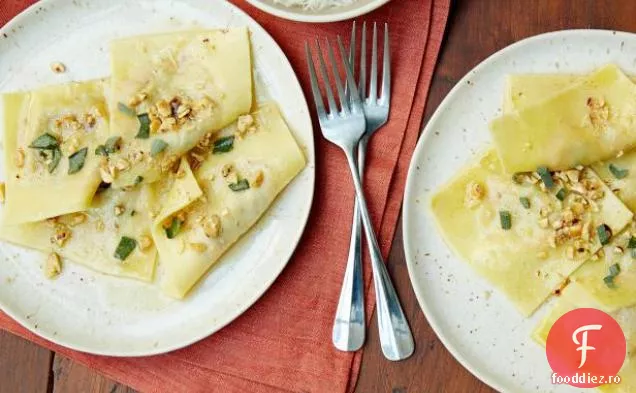 Ravioli de Squash de Butternut prăjit cu sos de salvie, alune și unt brun