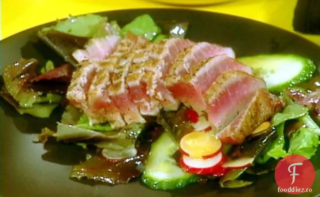 Ton ahi ars și salată de verdeață mixtă cu vinetă Wasabi