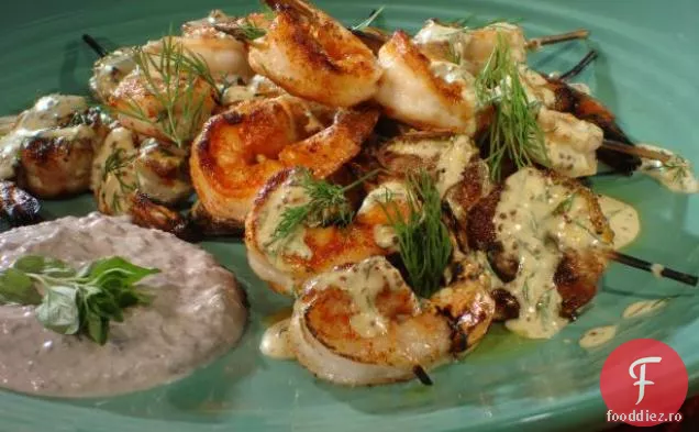 Frigarui de creveți la grătar cu sos de muștar-mărar și sos de iaurt Negru de măsline